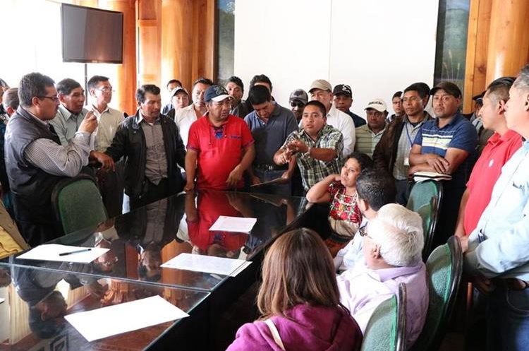 Alcaldes comunitarios e integrantes del concejo se reunieron este miércoles pero no llegaron a acuerdos. (Foto Prensa Libre: María Longo)