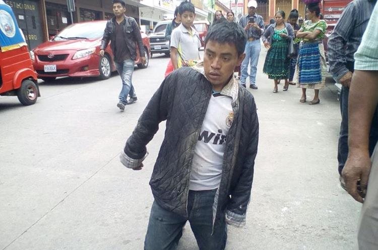 Esta es la segunda vez que pobladores detienen a Andrés Rosales Zapeta. (Foto Prensa Libre: Héctor Cordero)