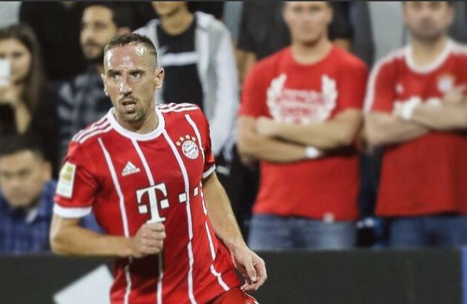 Franck Ribéry, dentro de sus muchos logros en 2013 fue elegido como el jugador del año en la Bundesliga y ganó el Balón de Oro de la Copa Mundial de Clubes. (Foto Prensa Libre: Twitter Franck Ribéry)