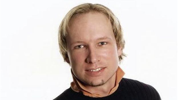 El noruego Anders Breivik, que cumple una sentencia de 21 años por el asesinato de 77 jóvenes en 2011, ha intercambiado cientos de cartas con una mujer conocida como "Victoria" que dice estar enamorada de él. (Foto, AFP/Getty Images)
