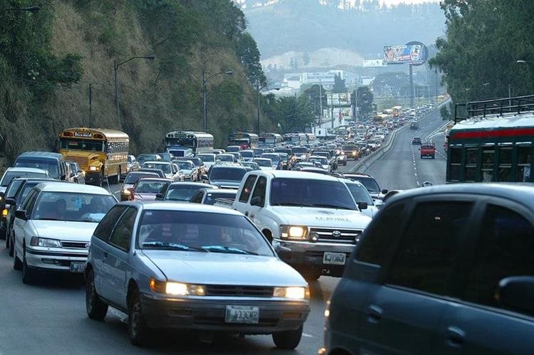 Las largas filas de vehículos sumado a la tarea diaria de llevar a los niños a la escuela elevó el nivel de estrés de los padres de familia, (Foto Prensa Libre: Hemeroteca PL)