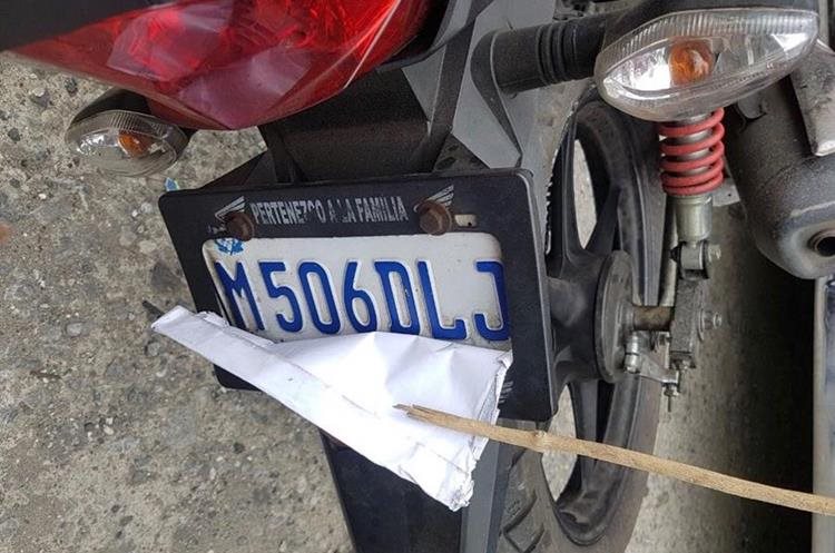 La motocicleta que conducía el supuesto asaltante llevaba la placa tapada. (Foto Prensa Libre: Amílcar Montejo).