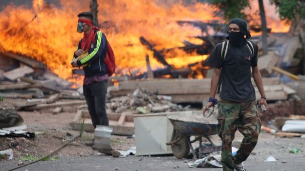 La demora en el anuncio de los resultados ha derivado en escenas de protestas y violencias. REUTERS
