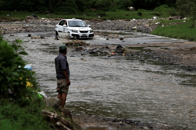 Taxistas usan el camino vecinal para conectarse con rapidez de Boca del Monte a la zona 21 y 12 capitalina. (Foto Prensa Libre: Carlos Hernández)