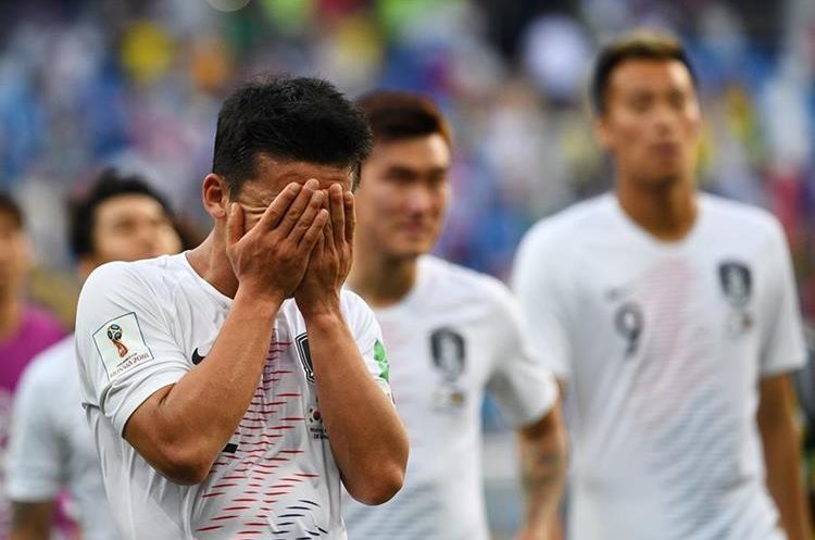 Los jugadores de Corea del Sur se lamentan por la derrota que los deja al borde de la eliminación de Rusia 2018. (Foto Prensa Libre: AFP)