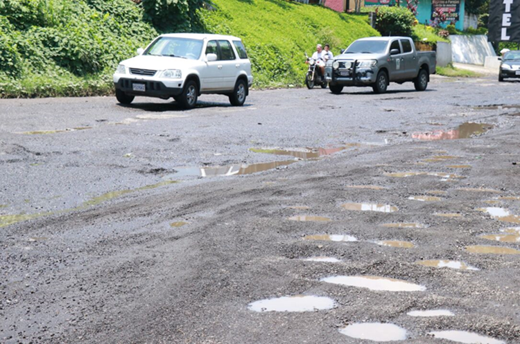 Los pobladores manifiestan por el "pésimo" estado de la carretera. (Foto Prensa Libre: Cristian Icó)