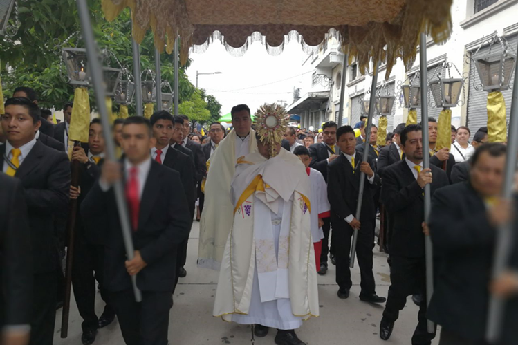 El arzobispo metropolitano, Óscar Julio Vian Morales, lleva la Hostia Sagrada, fundamento de la fe católica. (Foto Prensa Libre: Esbin García)