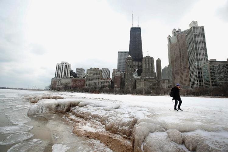A partir de hoy se prevén los días más críticos de frío y nieve, a causa de la tormenta invernal Grayson, que impactará los estados del este. (Foto Prensa Libre: AFP)