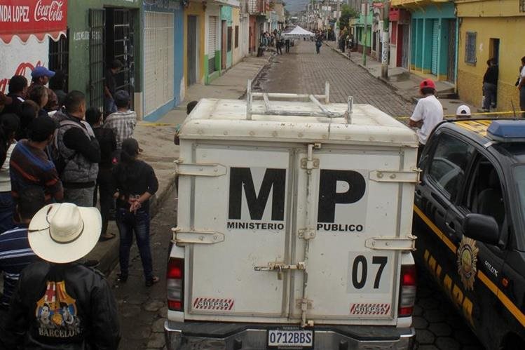 Prensa Libre shows people gathering at the scene of the murder of Guatemalan union activist Mynor Rolando Ramos Castillo.