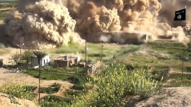 EI publicó un video en abril de 2015 mostrando como volaban partes de Nimrud. AFP