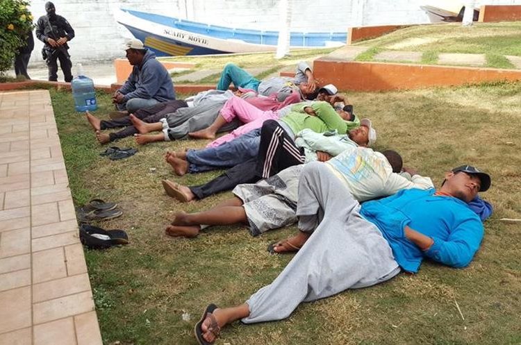 Los nueve tripulantes de las lanchas son custodiados por la Policía salvadoreña. (Foto Prensa Libre: Fiscalía General de El Salvador).
