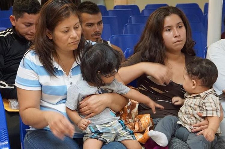 Madres y niños esperan ser asistidos por voluntarios en un centro humanitario en la ciudad fronteriza de McAllen, Texas. (AFP).