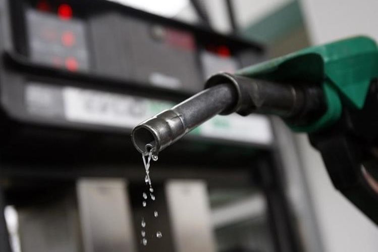 La variación del precio del combustible es un reflejo al encarecimiento del barril de crudo en el mercado internacional. (Foto Prensa Libre: Hemeroteca PL)