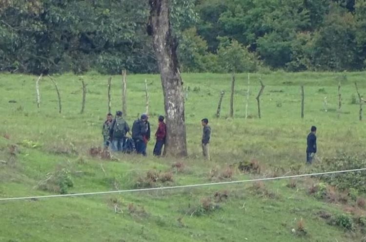 Los supuestos manifestantes intentaron emboscar a los policías. (Foto Prensa Libre: Cortesía PNC)