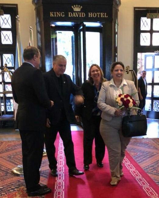 Canciller Jovel ingresa al Hotel Rey David. (Foto Prensa Libre: Minex)