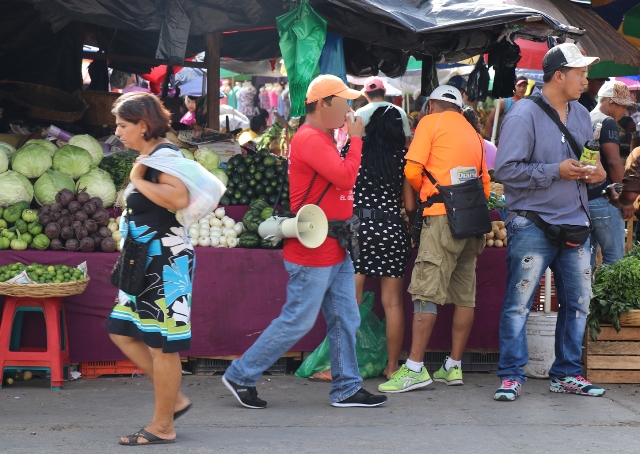 Un vendedor de lotería anuncia los sorteos en un mercado de la zona 1 capitalina. (Foto Prensa Libre: Redacción)