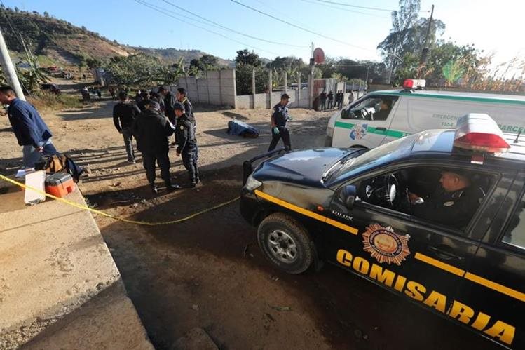 Una mujer murió baleada en la colonia Monte de los Olivos, zona 3 de Villa Nueva. (Foto Prensa Libre: Érick Ávila)