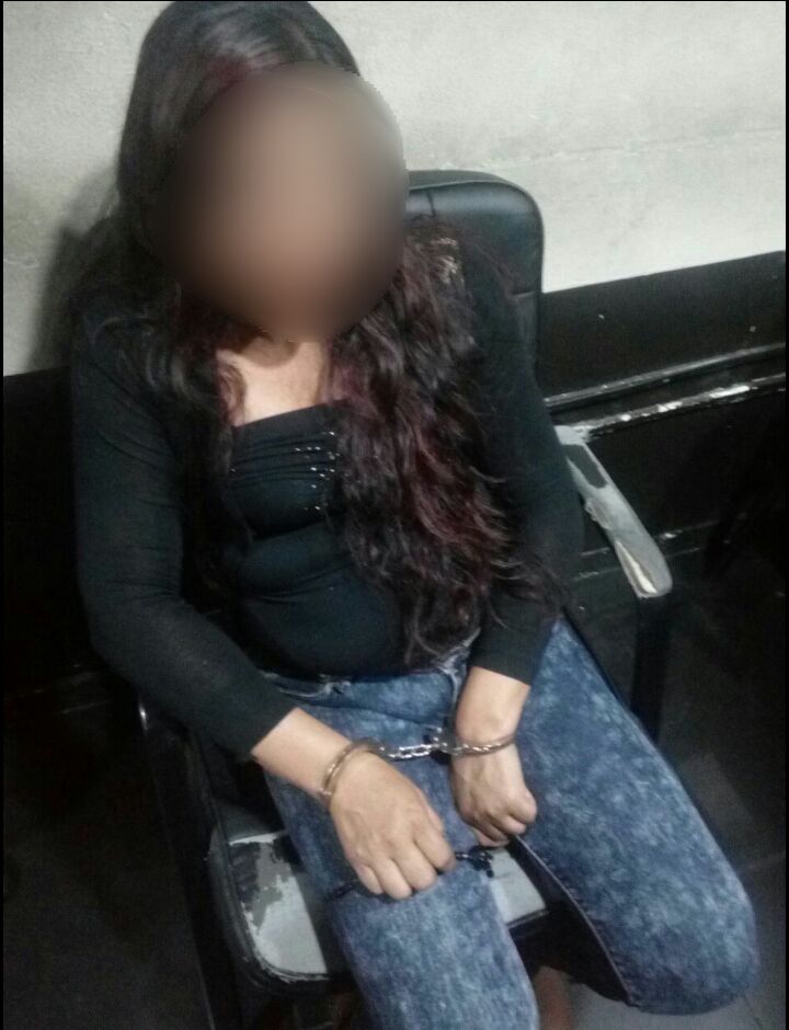 Mujer capturada el miércoles después de una denuncia de cobros ilegales por tramitar pasaportes. (Foto Prensa Libre: DGM)