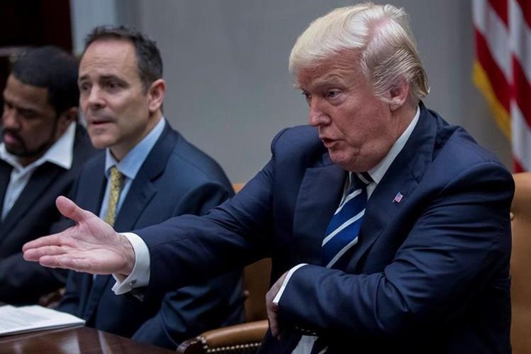 Donald Trump, presidente de EE. UU., durante un debate en la Casa Blanca. (Foto Prensa Libre: EFE)