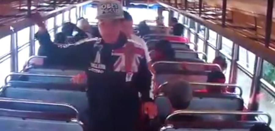 Cinco sujetos despojaron de sus pertenencias a usuarios de un autobús de la empresa Cotrauvín LR. (Foto Prensa Libre: Facebook: San Miguel Petapa Noticias)