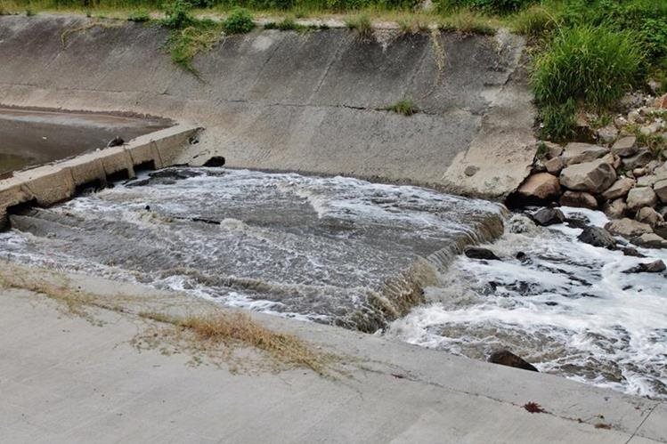 Un problema crítico y generalizado en la región es el uso de agua contaminada para el riego cerca de las grandes ciudades. (Foto Prensa Libre: MARN)