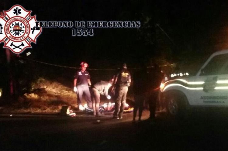 Autoridades rescataron el cadáver de un hombre dentro de un vehículo que cayó al barranco. (Foto Prensa Libre: CBMD)