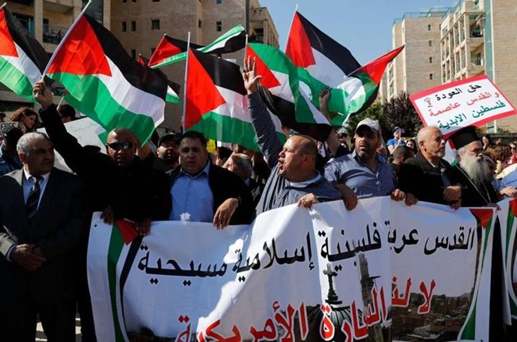 También hubo enfrentamientos entre la policía israelí y manifestantes que desfilaron con banderas palestinas frente a la embajada. AFP