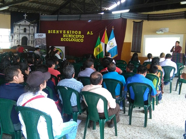 Conferencia del MP en San Pedro La Laguna, Sololá, que será replicada en los municipios de la cuenca del Lago de Atitlán. (Foto Prensa Libre: Ángel Julajuj)