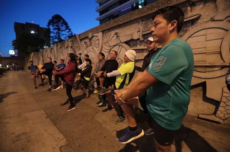 Un grupo de runners se ejercita previo a comenzar a correr en la Ciudad de Guatemala. (Foto Prensa Libre: Álvaro Interiano).