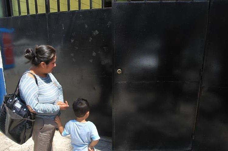 Una madre de familia busca informaci&oacute;n en el Centro Alida Espa&ntilde;a para que atiendan a su hijo, pero se le indica que por el momento no hay citas. (Foto Prensa Libre: Estuardo Paredes). 