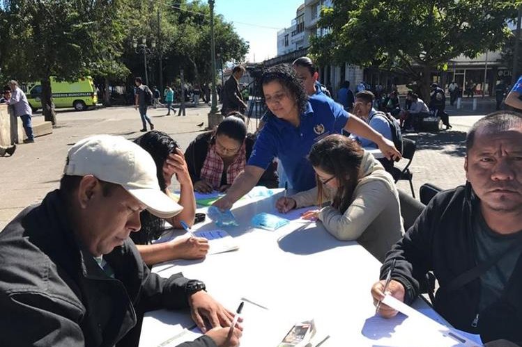Más de 200 plazas para vacacionistas se ofrecen en el quiosco de empleo ubicado en el Parque Central de la Zona 1. (Foto Prensa Libre: Mintrab)