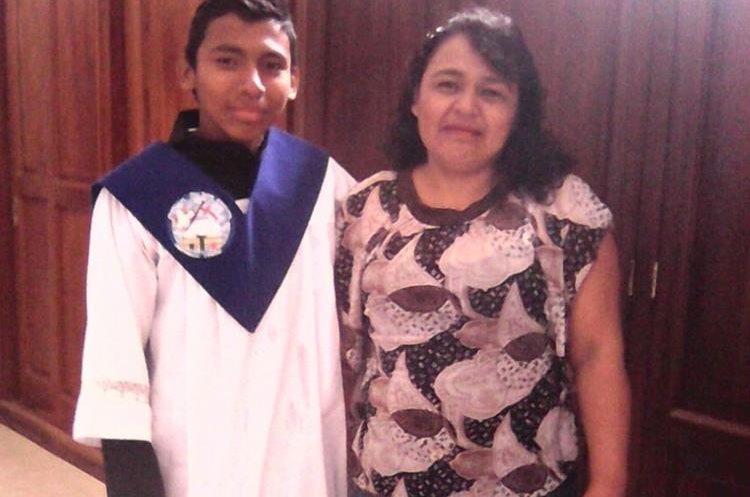 Luis Enrique Arriola Morales se ha desempeñado como monaguillo en la iglesia San Juan Bautista, en Amatitlán. Lo acompaña su mamá Heidy Morales. (Foto Prensa Libre: Cortesía).