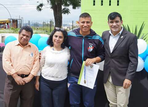 Laines recibió el reconocimiento de Héroes de la zona 18, en septiembre último. (Foto Prensa Libre: Cortesía)