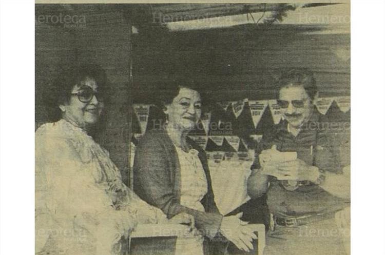 La señora Gregoria Alvarado viuda de Navarro, explica al reportero de Prensa Libre Mario Tercero, las vivencias del Circo junto a su hija Clarita Navarro17/9/1984 . (Foto: Hemeroteca PL)