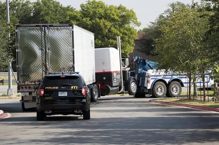 Efectivos de la Policía trasladan el camión que transportaba a inmigrantes en San Antonio, Texas. (EFE).