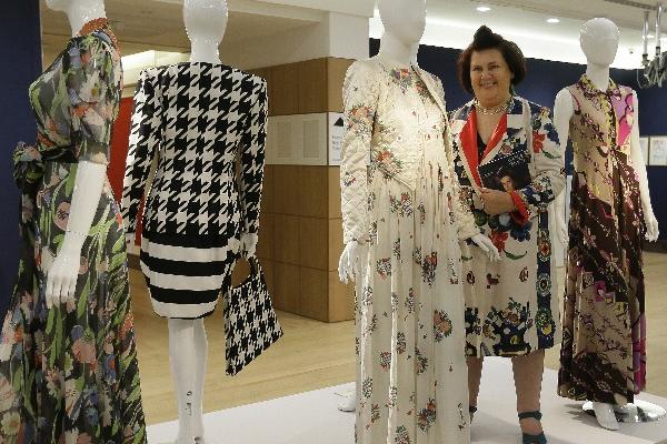 Suzy Menkes subasta su colorido armario Artesanato Junino ~ Suzy Menkes subasta su colorido armario