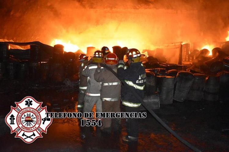 Incendio en recicladora en ruta al Pacífico. (Foto Prensa Libre: Bomberos Municipales Departamentales)