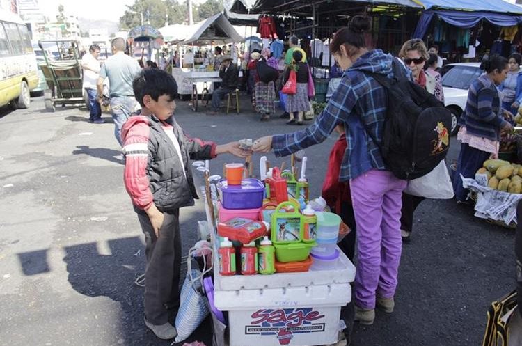 El pequeño Diego tuvo que abandonar sus estudios para ayudar a la familia a vender en un mercado de Mazatenango, Suchitepéquez. (Foto Prensa Libre: María José Longo)