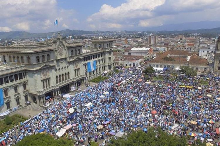 Cientos de personas protestan en la Plaza Central, para pedir la renuncia del presidente Jimmy Morales. Portada