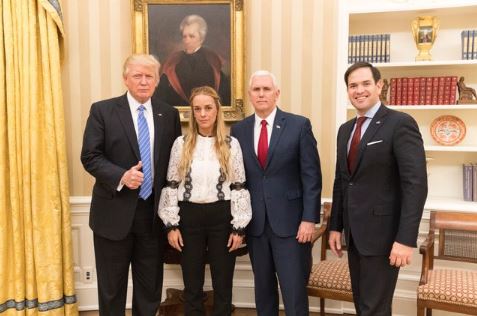 Fotografía difundida en la cuenta de Twitter de Donald Trump en la que aparece junto a Lilian Tintori, el vicepresidente Mike Pece y el senador Marco Rubio. TWITTER