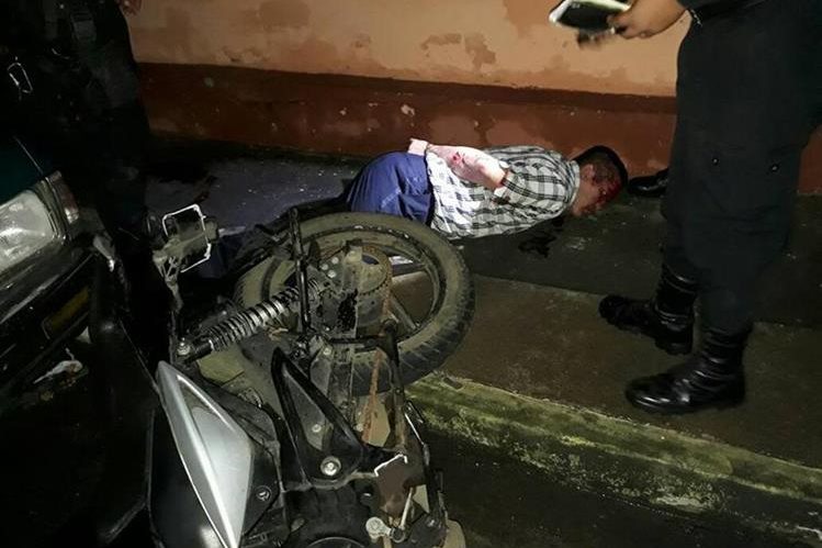 Uno de los detenidos por la PNC fue herido de bala. (Foto Prensa Libre: PNC)