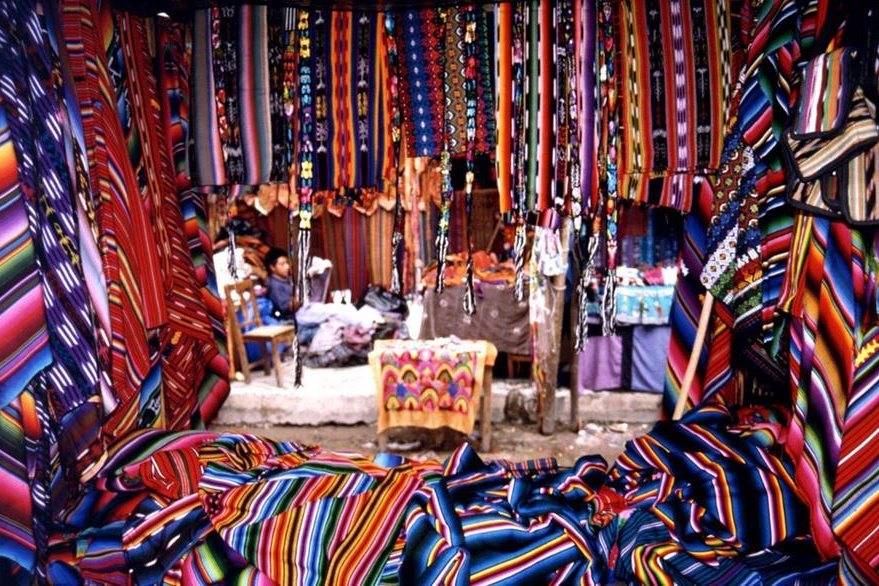 El colorido de los textiles causa un impacto especial para los visitantes. (Foto Prensa Libre: arzuhallfamily.wordpress.com)