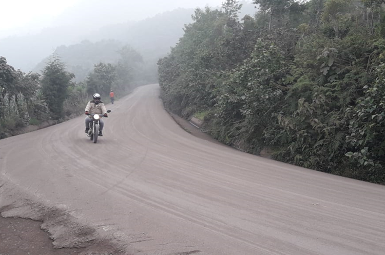 Algunas vías en San Pedro Yepocapa, Chimaltenango, han quedado cubiertas de ceniza. (Foto Prensa Libre: Víctor Chamalé)