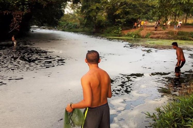 Pescadores ven el agua contaminada en el río Paz, Jutiapa. (Foto Prensa Libre: Hemeroteca PL)