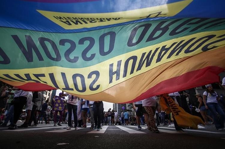 Cientos de miles acuden al desfile del Orgullo Gay de Brasil