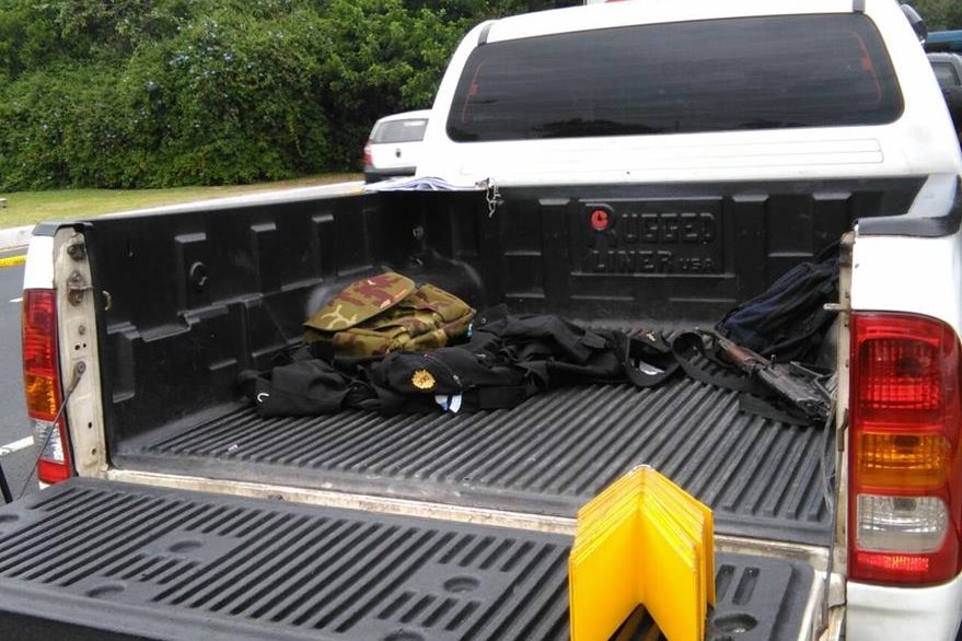 Un fusil AK-47 y uniformes de la PNC fueron encontrados adentro del picop, en la zona 13. (Foto Prensa Libre: Estuardo Paredes)