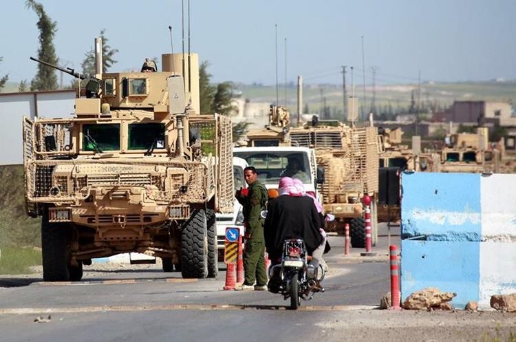Varios vehículos de las fuerzas de la coalición respaldadas por Estados Unidos que conducen en la ciudad siria de Manbij.(AFP).