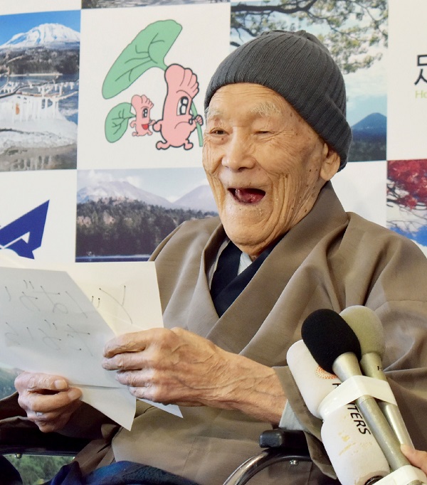 A sus 112 años lee los periódicos todos los días. (Foto Prensa Libre: AFP)