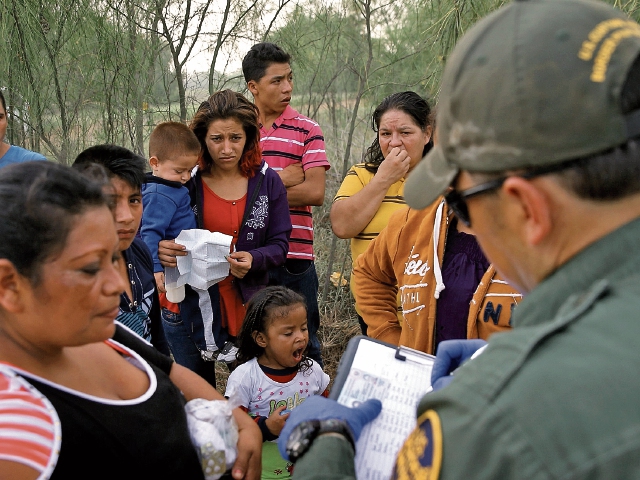 Hallan 23 migrantes en tráiler en Texas
