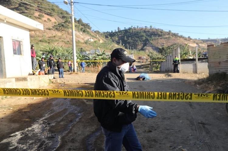 Los bomberos lograron estabilizar a un hombre que también fue herido de bala durante el ataque. (Foto Prensa Libre: Érick Ávila)